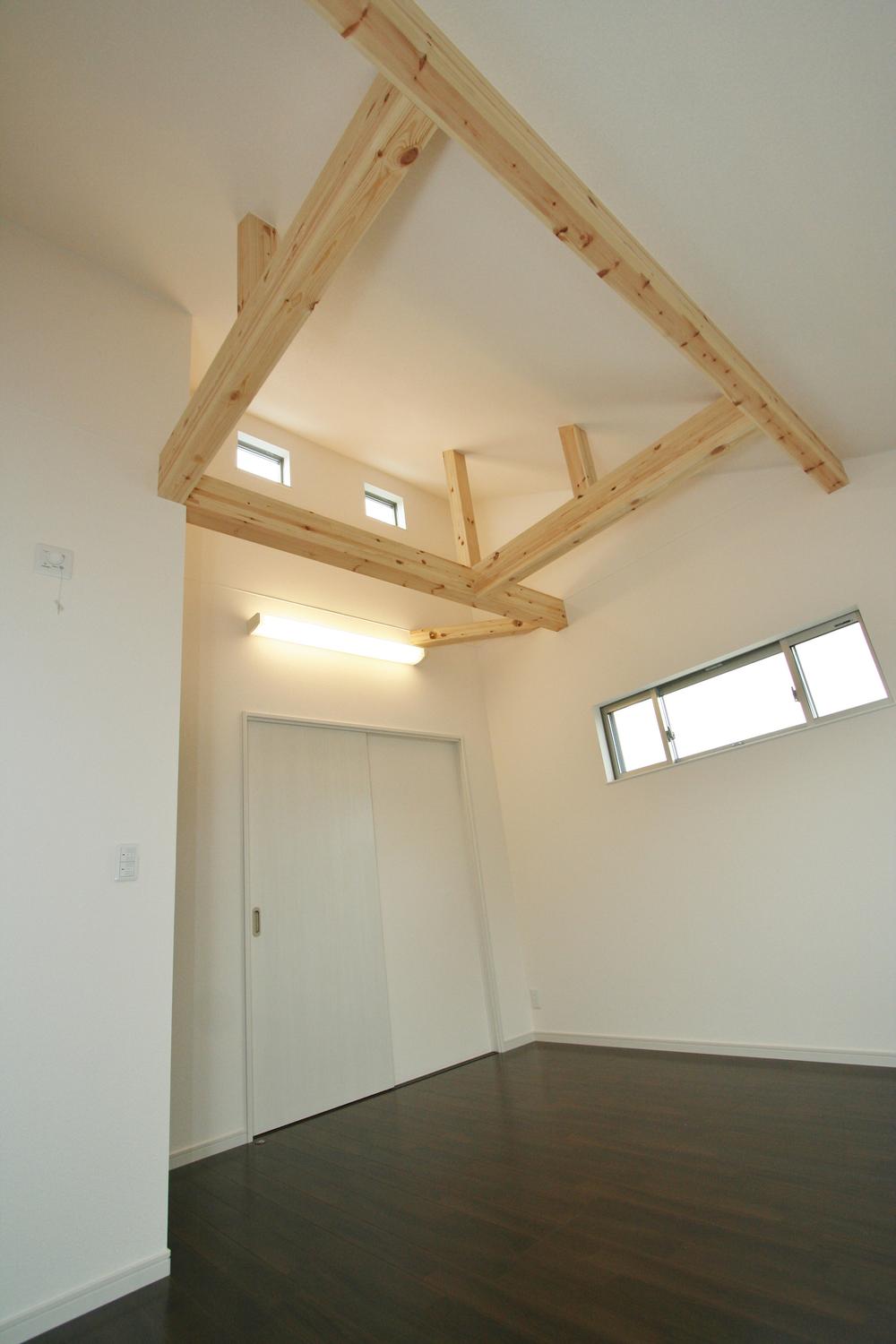 Non-living room.  [Building B Master Bedroom] Open gradient ceiling Megurase a bold beams. 