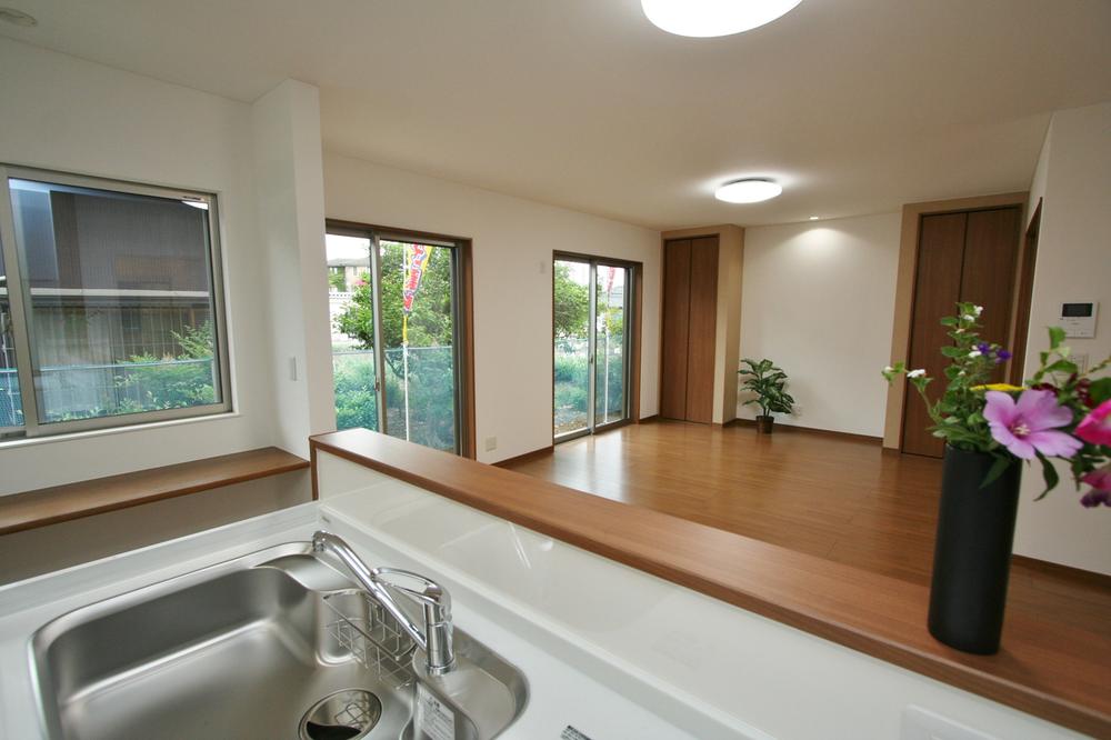 Living.  [Building C Living] About 20 Pledge a living-dining. I'm glad to storage can also be organized in plenty! 