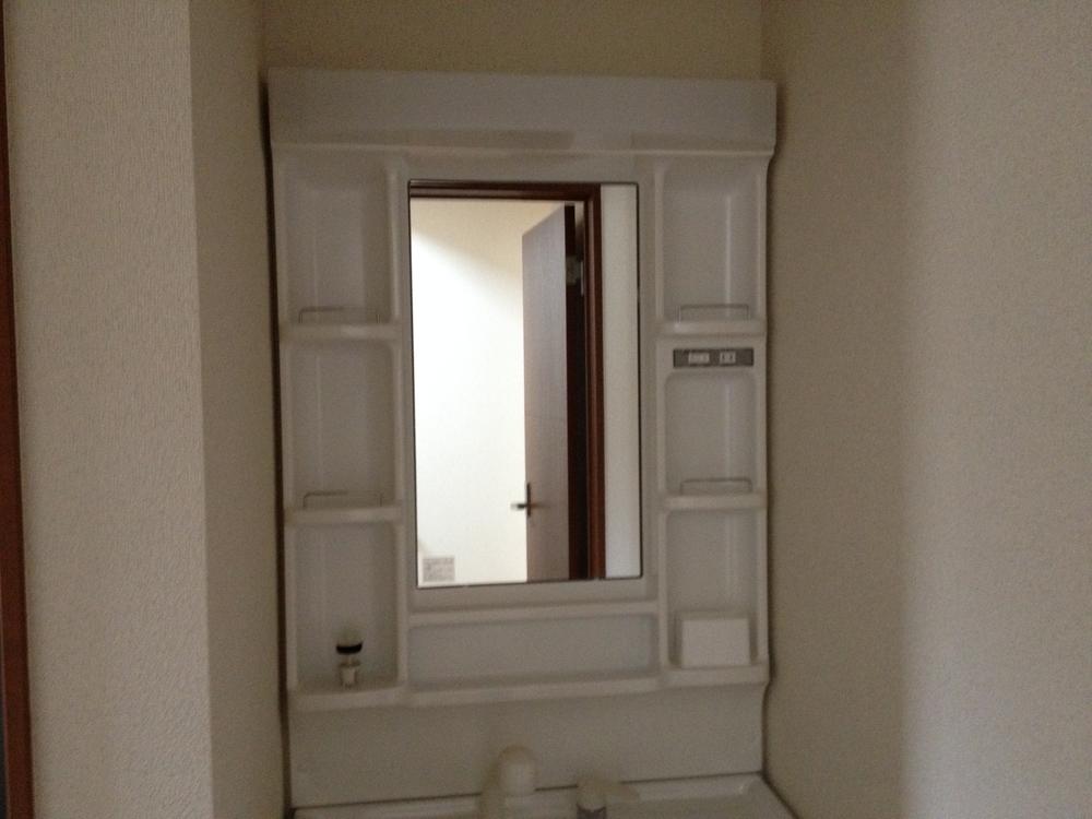 Wash basin, toilet. Local (10 May 2013) Shooting Building 2