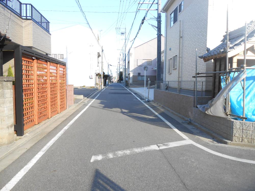 Local photos, including front road. Frontal road North 6m