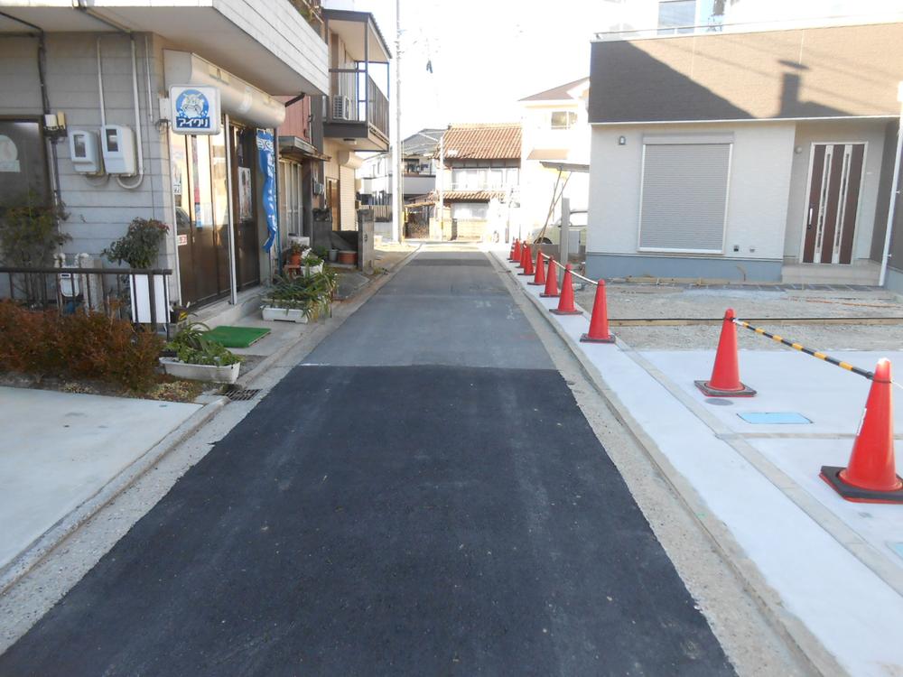 Local photos, including front road. Frontal road West 3.4m