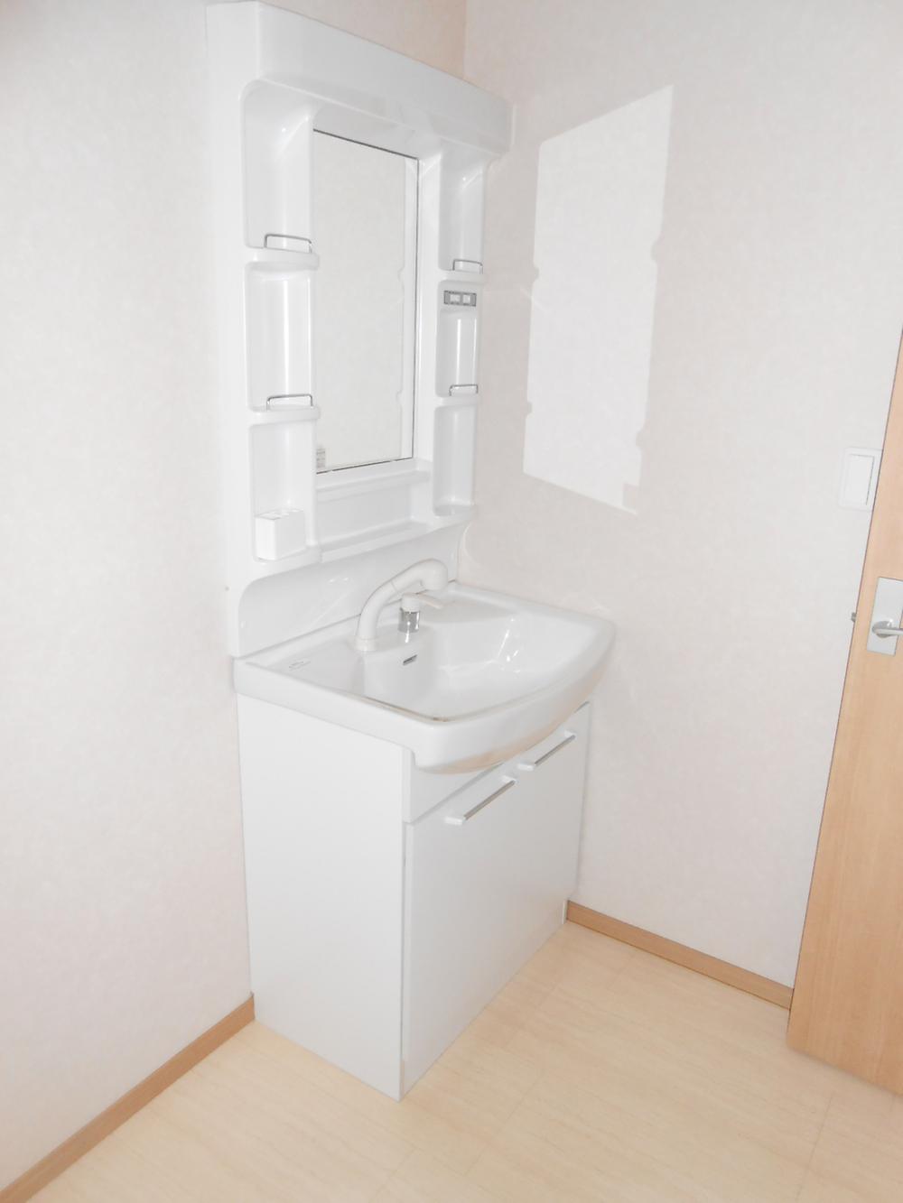 Wash basin, toilet. Shampoo dresser (Building 2)
