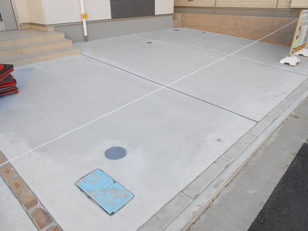 Parking lot. Parallel two possible parking (3 Building)