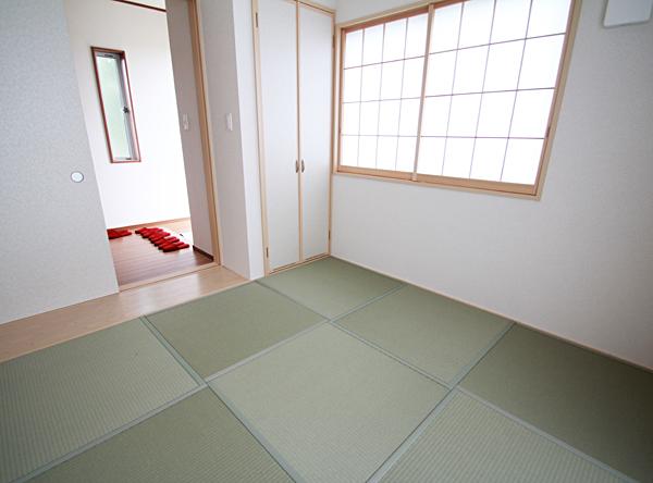 Non-living room. All building, Stylish Japanese-style room with the Ryukyu tatami! Local 1 Building shooting (October 2013 shooting)