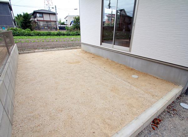 Garden. Also formed a wood deck ◎! Room of garden. Local 1 Building shooting (October 2013 shooting)