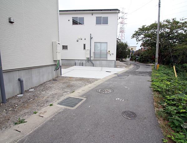 Local photos, including front road. (October 2013 shooting)