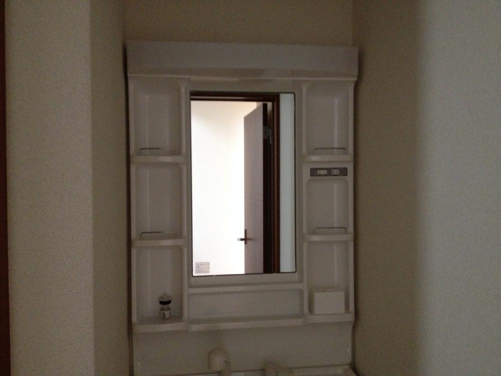 Wash basin, toilet. Local (10 May 2013) Shooting 1 Building