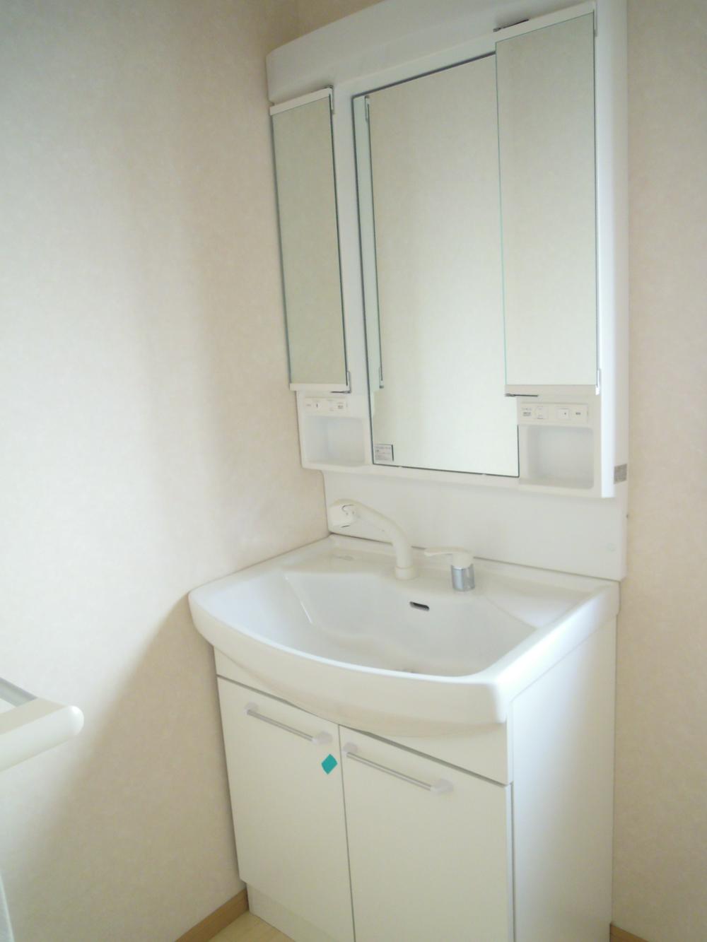 Wash basin, toilet. Shampoo dresser