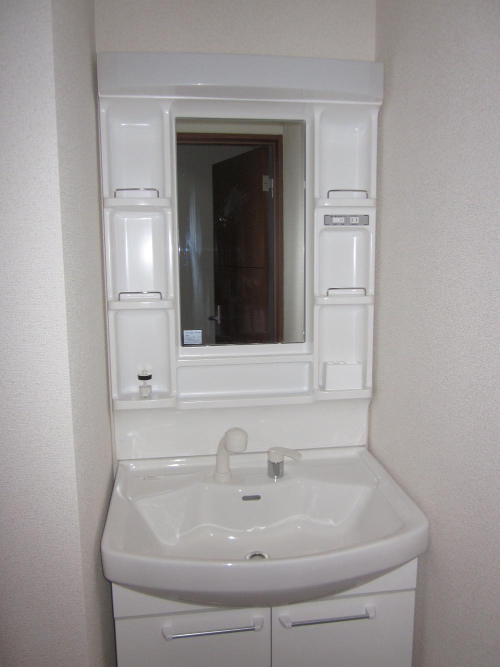 Wash basin, toilet. Vanity (1 Building)