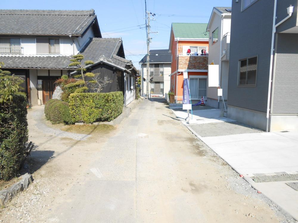 Local photos, including front road. Front road west 1.54 ~ 1.93m