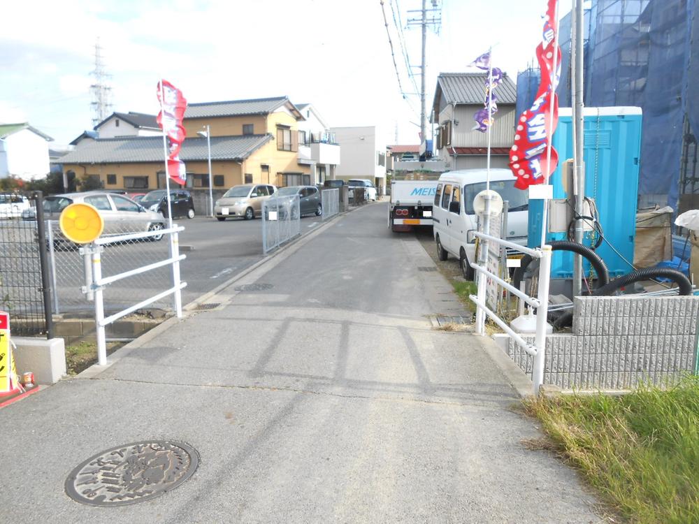 Local photos, including front road. Frontal road North 4.6m