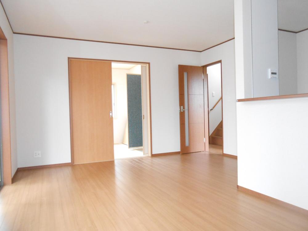 Living. Spacious living room (Building 2)