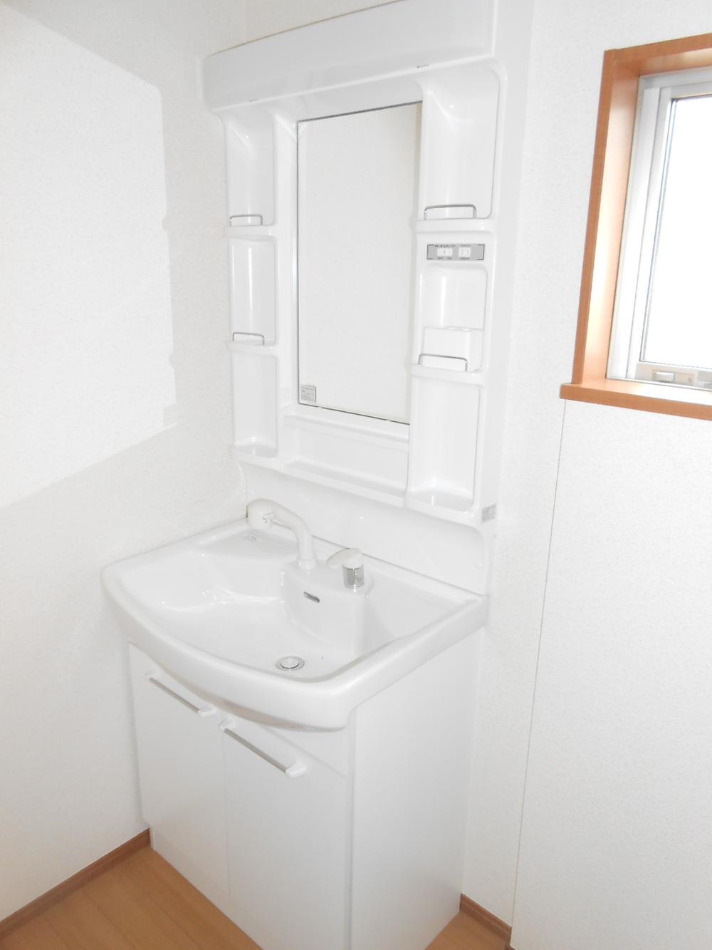 Wash basin, toilet. Shampoo dresser vanity (Building 2)