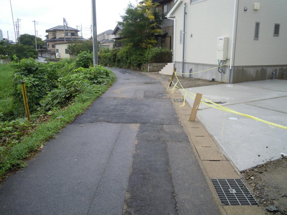 Local photos, including front road. Frontal road North 6m