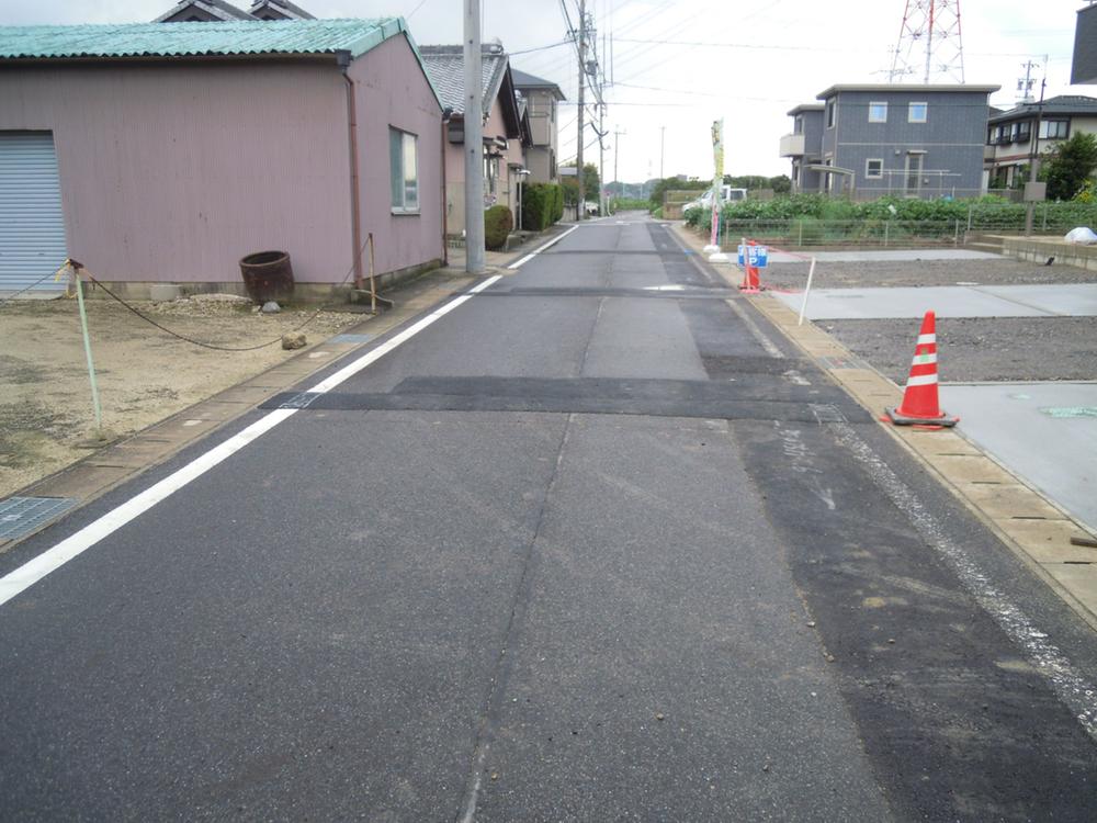 Local photos, including front road. Frontal road South 5m