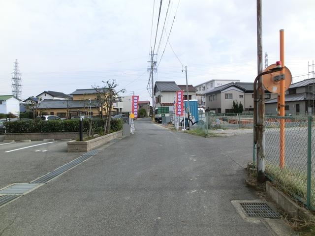 Local photos, including front road. Frontal road 2013 October 31, 2008 shooting