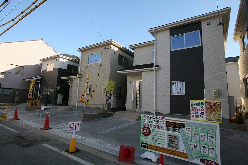 Local photos, including front road. Building 3 (2013 November shooting)