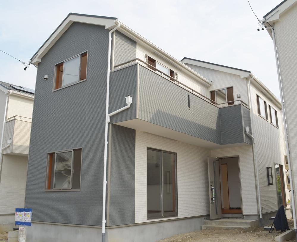 Local appearance photo. Building 2