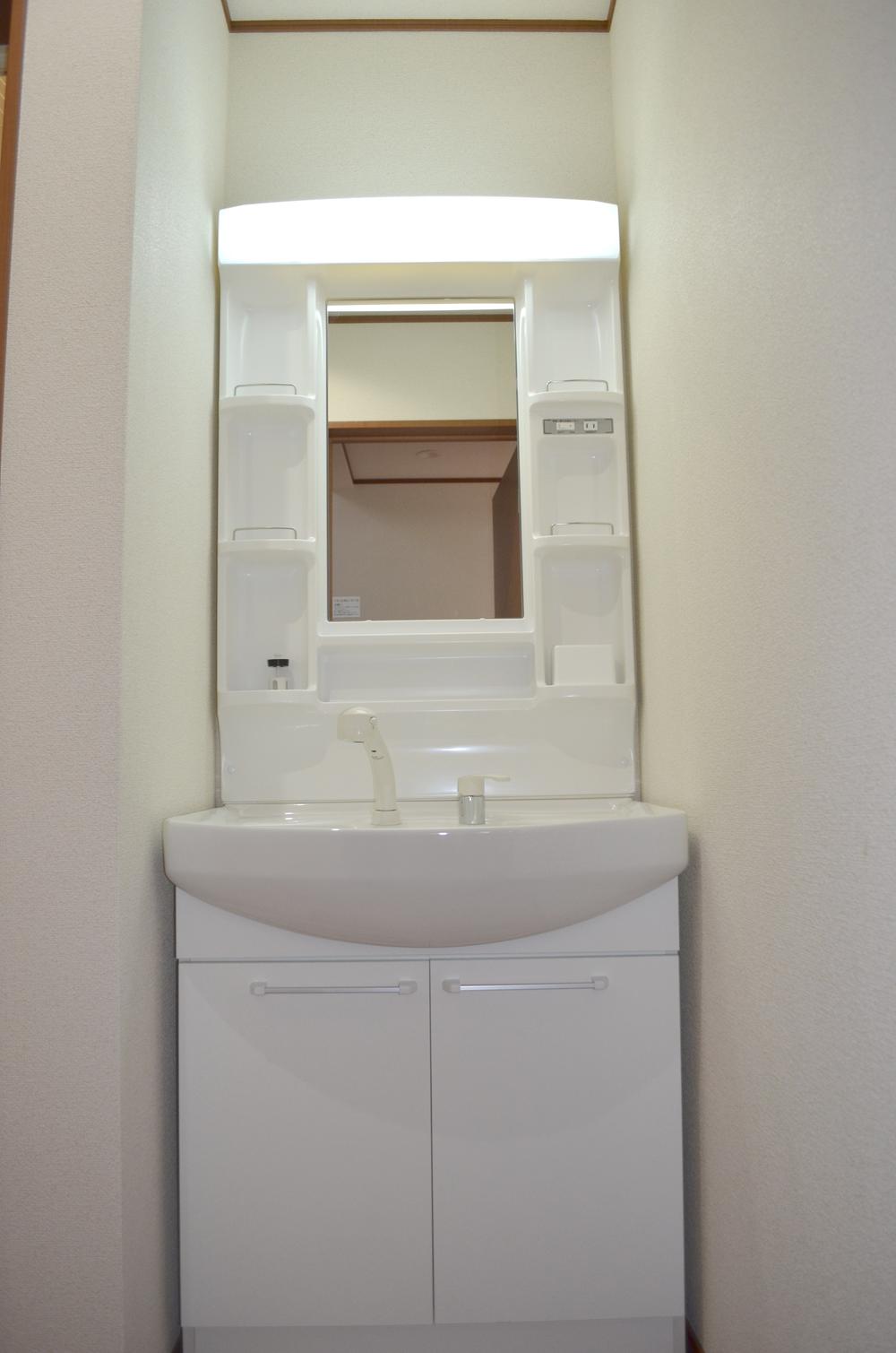 Wash basin, toilet. Building 2