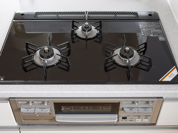 Kitchen.  [Glass top stove] Germany ・ Shot manufactured by heat-resistant ceramic glass adopt 3-necked glass top stove. Cleaning is easy with a wide type of width 750mm, Produce a beautiful kitchen around (same specifications)