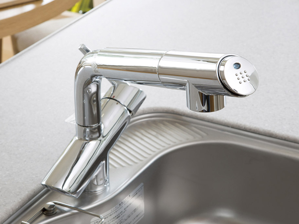 Kitchen.  [Water purifier integrated hand shower mixing faucet] Installing a water purifier with hand shower mixing faucet of stylish design. Nozzle is pulled out, Water reaches every corner of the sink, It is a cartridge-type stationary type (same specifications)