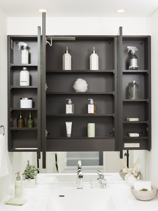 Bathing-wash room.  [Three-sided mirror back storage] To three-sided mirror back, Specifications can be stored such as toiletries and grooming goods. On top of the sink counter is Katazuki and clean (same specifications)