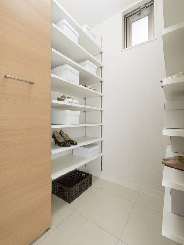 Room and equipment. Zentei standard equipped with a shoe-in cloak at the door next to be able to enter and exit remains of shoes. Boots and coats, umbrella, Such as the functional golf bag storage. Without that shoe is full of entrance, You can keep clean (same specifications)