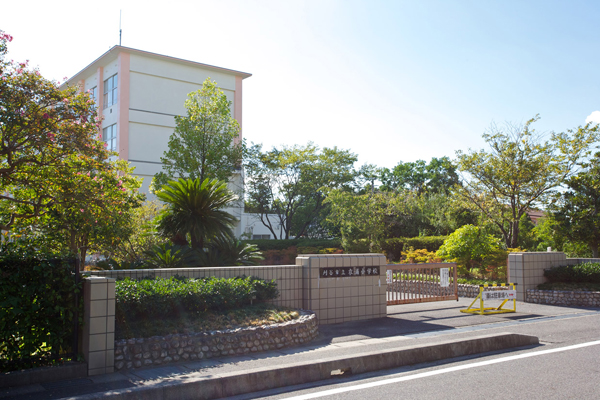 Surrounding environment. Municipal Kinuura Elementary School (8-minute walk ・ About 570m)