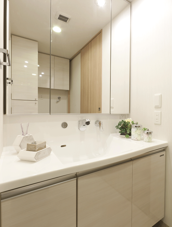 Bathing-wash room.  [Bathroom vanity] Large three-sided mirror ・ Kagamiura vanity with storage. There is a feeling of cleanliness artificial marble bowl-integrated counter has been adopted (same specifications)