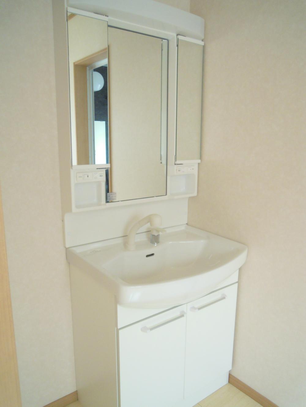 Wash basin, toilet. Shampoo dresser (7 Building)