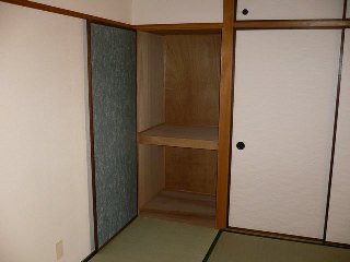 Other room space. The Japanese have closet, It can be stored in the futon