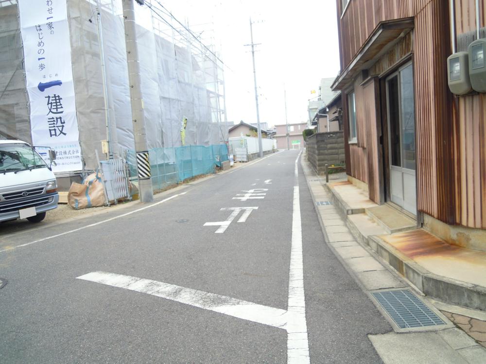 Local photos, including front road. Frontal road South 4.64m