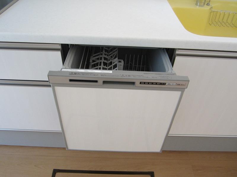 Kitchen. With dishwasher! 