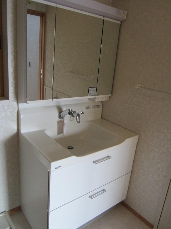 Wash basin, toilet. Epoch E