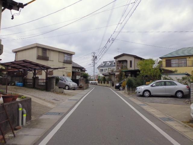 Local photos, including front road. Front road (southwest side) 2013 November 25, shooting