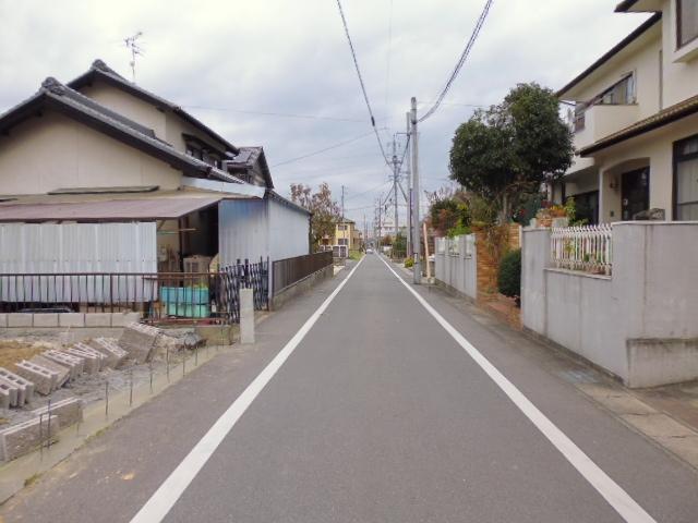 Local photos, including front road. Front road (north) 2013 November 25, shooting