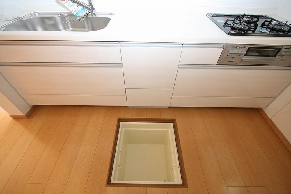 Kitchen. Underfloor Storage (November 2013) Shooting