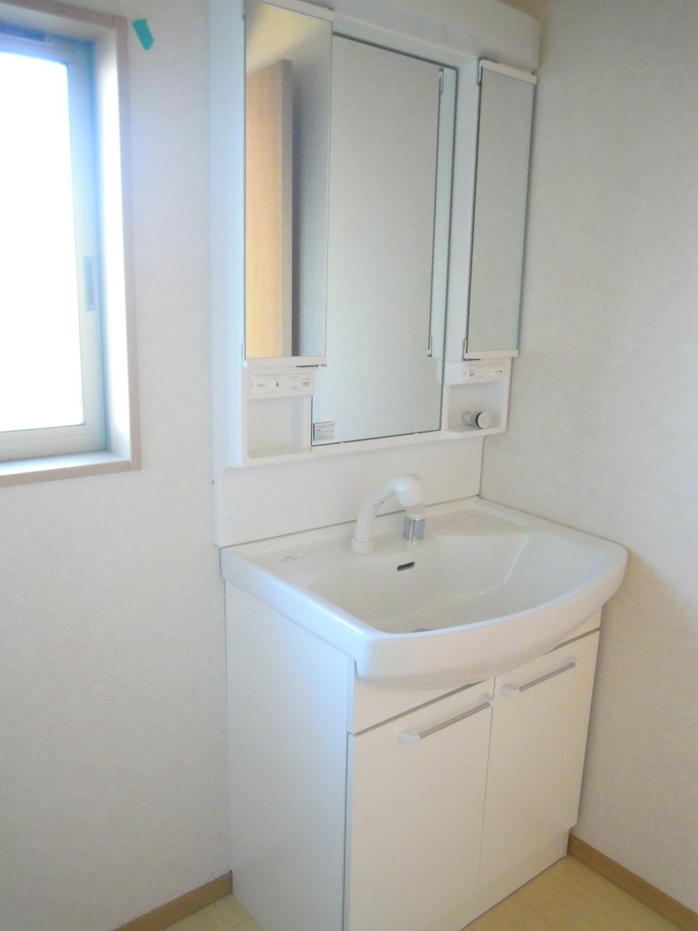 Wash basin, toilet. Shampoo dresser with washroom