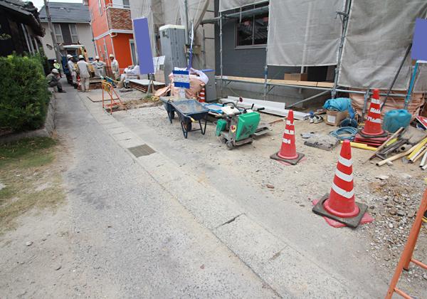 Local photos, including front road. (October 2013 shooting)