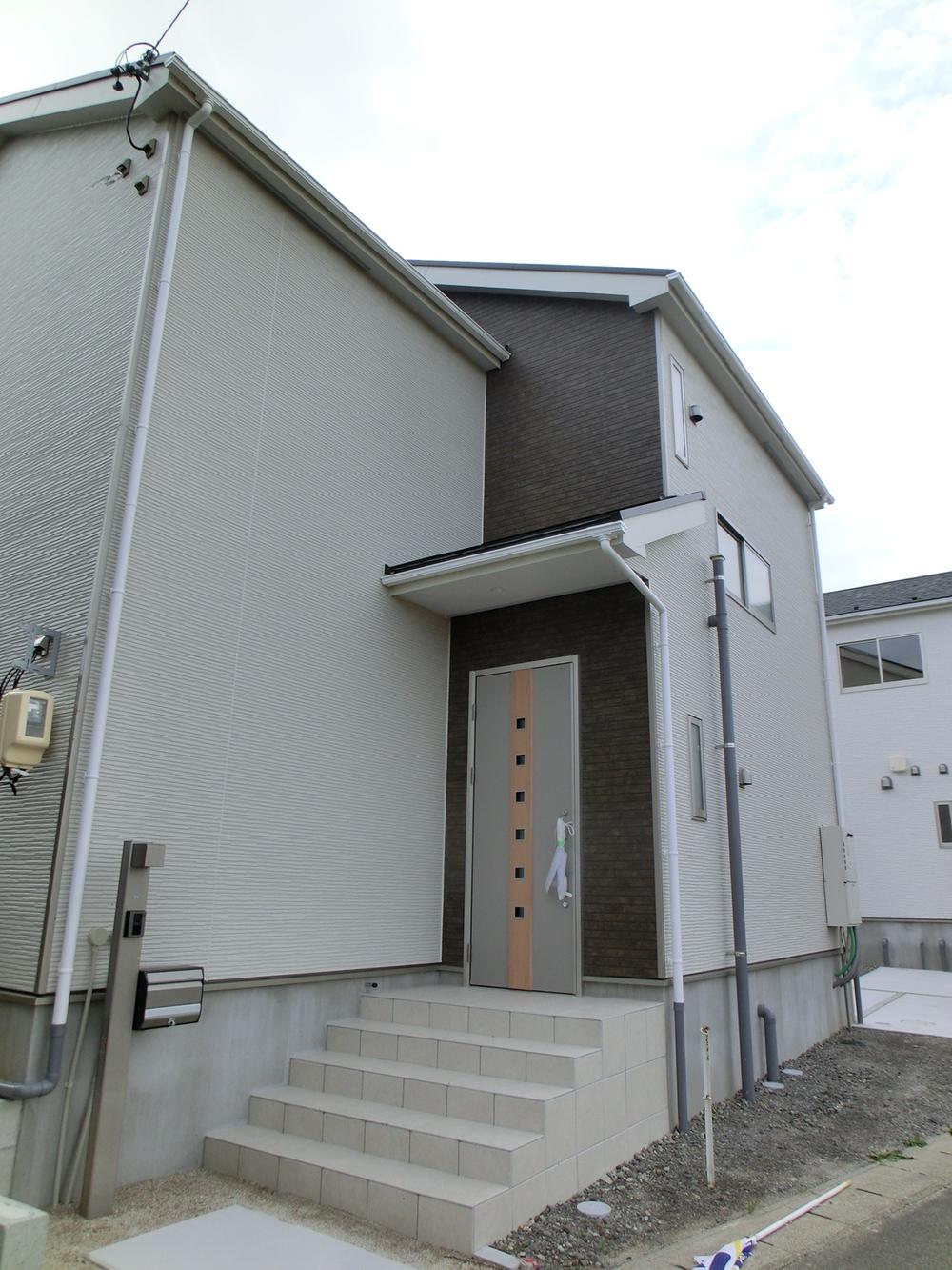 Entrance. Local (10 May 2013) Shooting Building 2 entrance