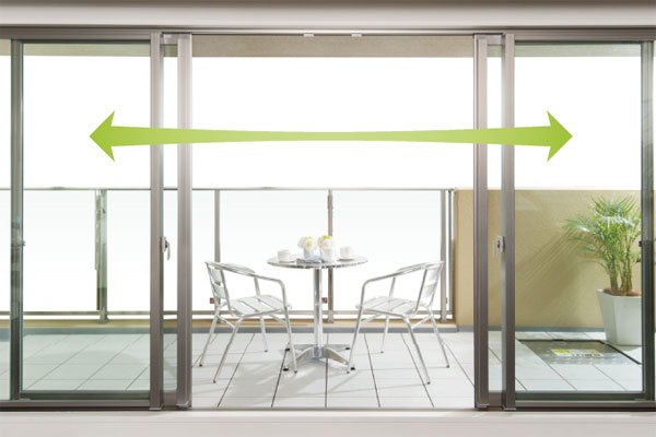 Living.  [Center open sash] living ・ Adopt a center open sash to open wide the center of the sash to the south side of the dining. It can be secured inside and outside of continuity, Will further enhance the lighting of an open feeling (same specifications)