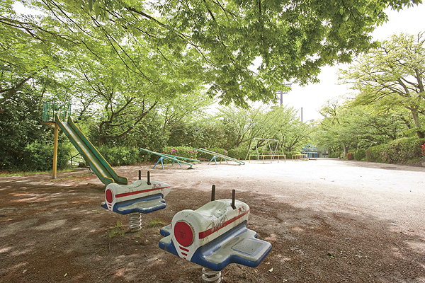 Surrounding environment. Children's Square (a 5-minute walk ・ About 360m)