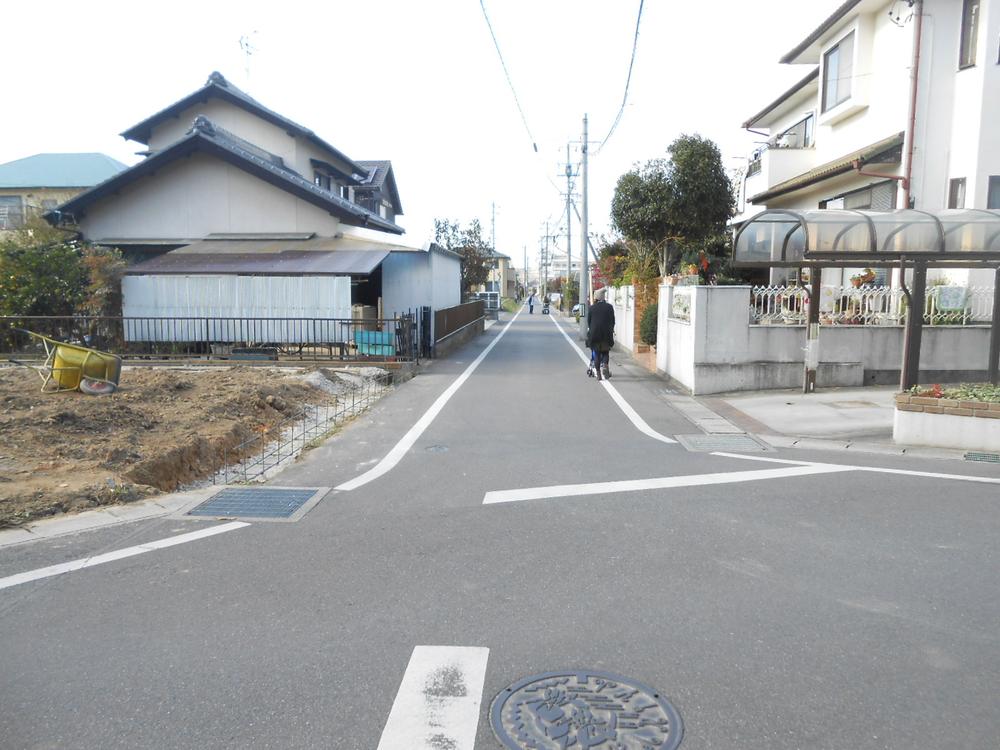 Local photos, including front road. Front road southeast side 4.6m