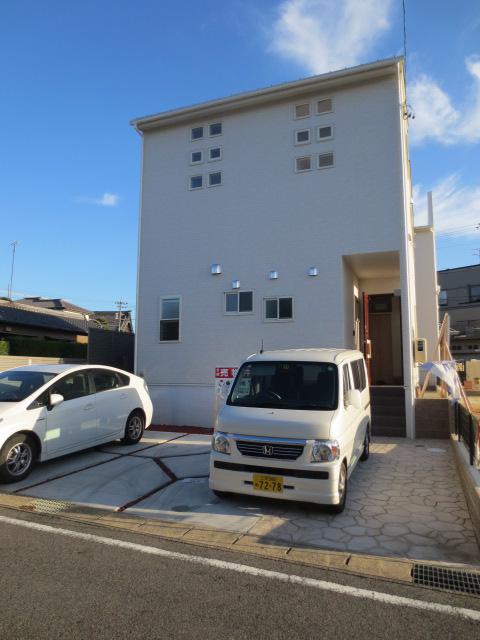 Local photos, including front road. Local (12 May 2013) Shooting