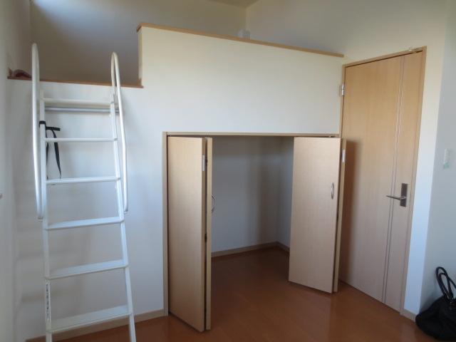 Non-living room. Indoor (12 May 2013) shooting with loft