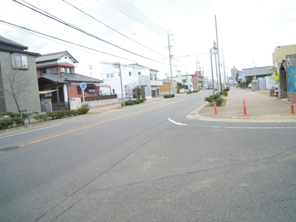 Local photos, including front road. Frontal road West 20m