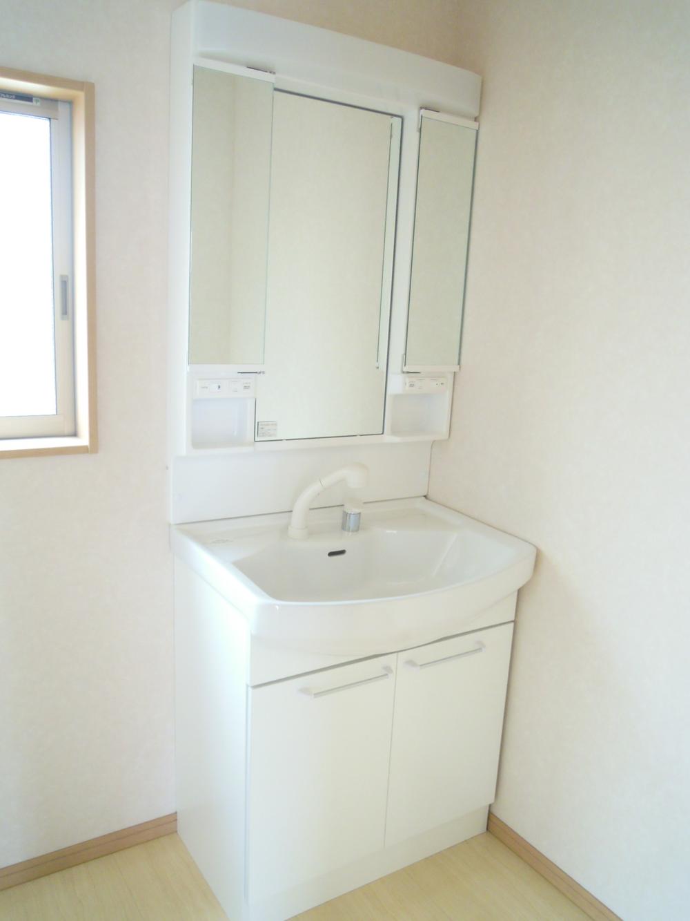 Wash basin, toilet. Shampoo dresser