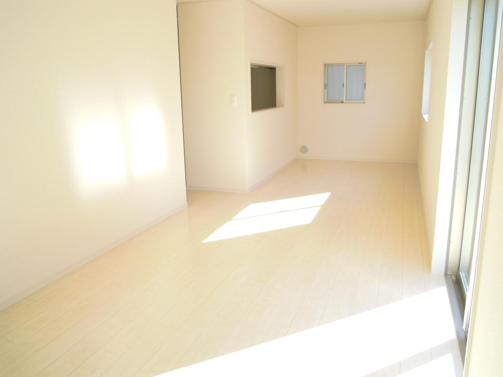 Living. 17.5 Pledge spacious south living room