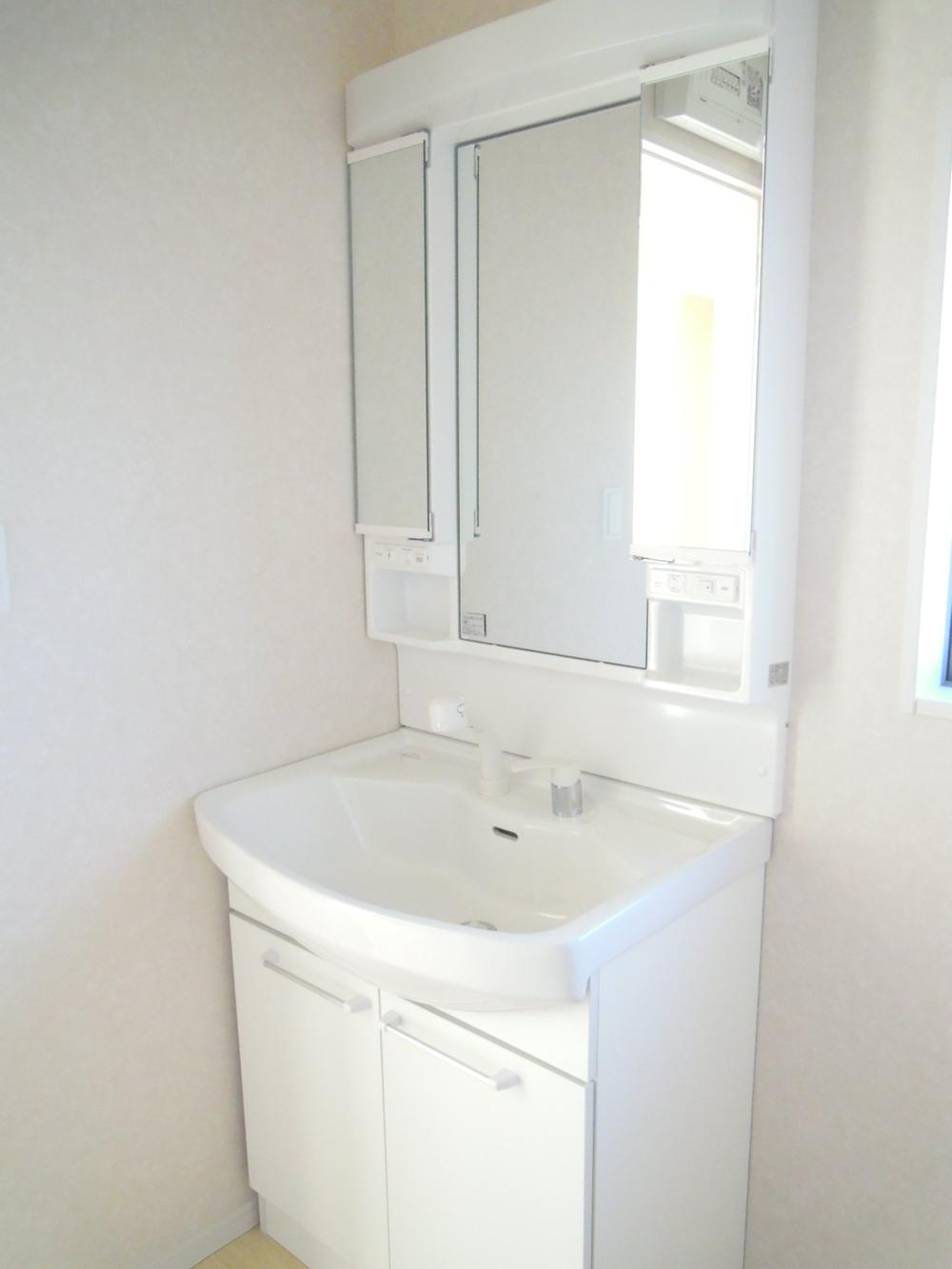 Wash basin, toilet. Shampoo dresser