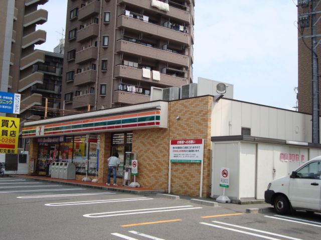 Convenience store. 230m to Seven-Eleven (convenience store)